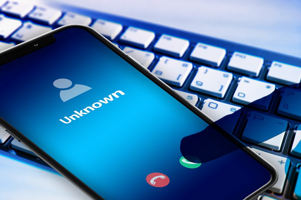 Chiamate da numeri truffa su cellulari: come tutelarsi